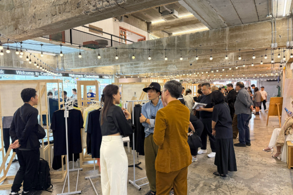 タイ展示会で商談する和興